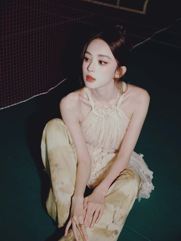 古力娜扎也確實是頂級大美女！在各大顏值排行榜中，古力娜扎都會闖進前排，她從大學入學就因為太美而引起關注，出道也是自帶話題。古力娜扎這種長相、身材，真的就是低調不了的美人！