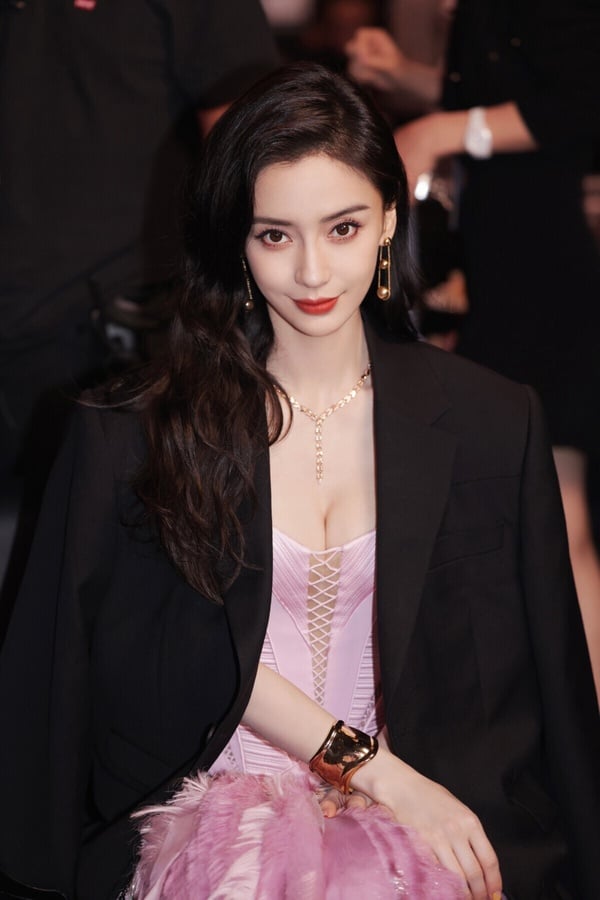 你可以批評楊穎的演技，但真的無法攻擊她的顏值。網友對於楊穎的顏值也是服氣的，楊穎是中德混血，早期在香港當模特兒時期，她的混血感比較重，那時就因為出色的美貌而小有名氣。後來轉往中國發展，又因為超美的高顏值而越來越紅，真的是光靠臉就可以吃飯的長相。