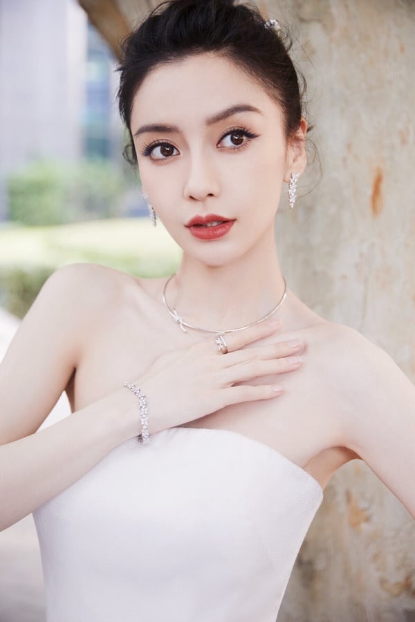 你可以批評楊穎的演技，但真的無法攻擊她的顏值。網友對於楊穎的顏值也是服氣的，楊穎是中德混血，早期在香港當模特兒時期，她的混血感比較重，那時就因為出色的美貌而小有名氣。後來轉往中國發展，又因為超美的高顏值而越來越紅，真的是光靠臉就可以吃飯的長相。