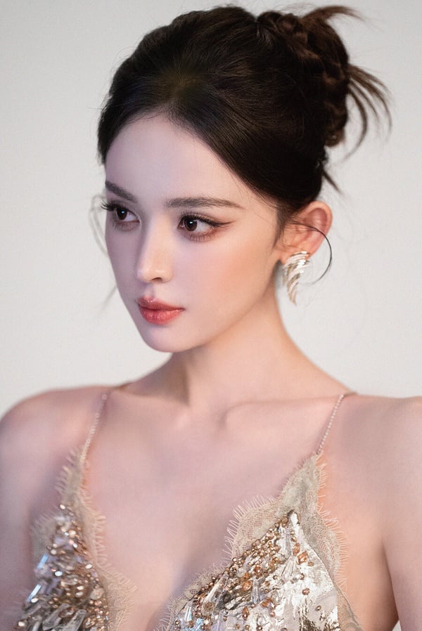 古力娜扎也確實是頂級大美女！在各大顏值排行榜中，古力娜扎都會闖進前排，她從大學入學就因為太美而引起關注，出道也是自帶話題。古力娜扎這種長相、身材，真的就是低調不了的美人！