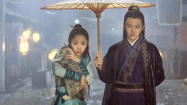 當然也不能少了《錦衣之下》！任嘉倫、譚松韻可以說是最多觀眾敲碗「二搭」的陸劇CP了吧！《錦衣之下》劇情其實挺一般，靠著任嘉倫和譚松韻的超強帶入感撐起整部劇，是相當成功的古裝甜寵劇。