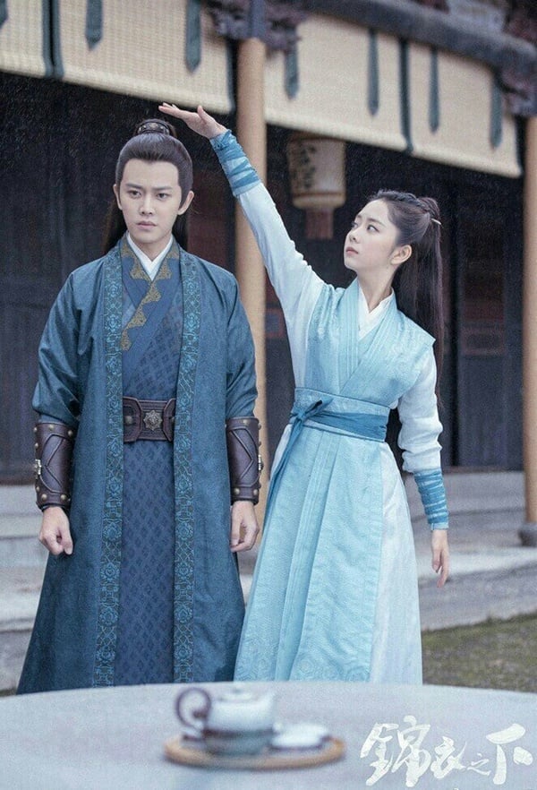 當然也不能少了《錦衣之下》！任嘉倫、譚松韻可以說是最多觀眾敲碗「二搭」的陸劇CP了吧！《錦衣之下》劇情其實挺一般，靠著任嘉倫和譚松韻的超強帶入感撐起整部劇，是相當成功的古裝甜寵劇。