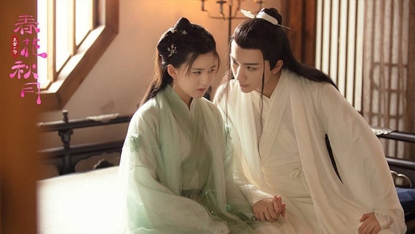 《天雷一部之春花秋月》改編自蜀客原著小說《穿越之天雷一部》，講述春花為尋找真愛通過VR進入武林世界，遇見腹黑妖孽美男上官秋月，他看似溫柔卻心狠手辣，喜歡調戲春花，還有翩翩公子蕭白，三人展開笑鬧又浪漫的故事。