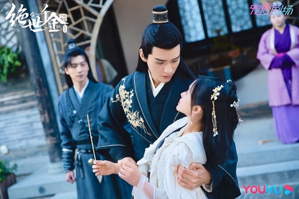 《絕世千金》改編自橙光人氣遊戲《好色千金》，講述宅女穿越到遊戲世界裡尋找真愛的故事。劇集推出三部曲，是龔俊在《山河令》爆火之前，讓他為人熟知的小甜劇。
