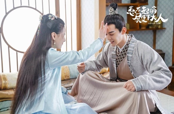 《惹不起的殿下大人》為《惹上冷殿下》的姐妹篇，延續甜寵搞笑的風格，講述當紅偶像涂思熠意外被困遊戲中成為王爺，在古代憑藉出色的音樂天賦迷倒萬千少女。
