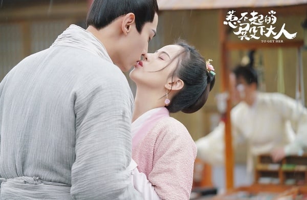 《惹不起的殿下大人》為《惹上冷殿下》的姐妹篇，延續甜寵搞笑的風格，講述當紅偶像涂思熠意外被困遊戲中成為王爺，在古代憑藉出色的音樂天賦迷倒萬千少女。