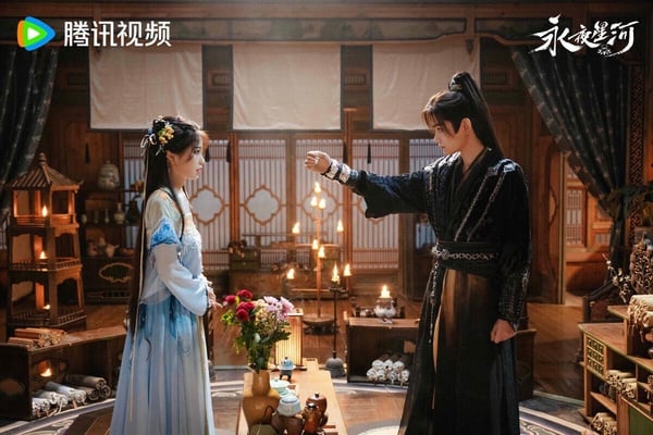 《永夜星河》改編自人氣小說《黑蓮花攻略手冊》，講述凌妙妙偶然穿進狗血玄幻小說《捉妖》，結果成為討厭的惡毒女配，被迫攻略心狠手辣的黑蓮花男二慕聲。這黑蓮花男二可不好惹，妙妙一個不小心，不是被雷劈死，就是被慕聲一刀捅死，看得大家都快笑死！