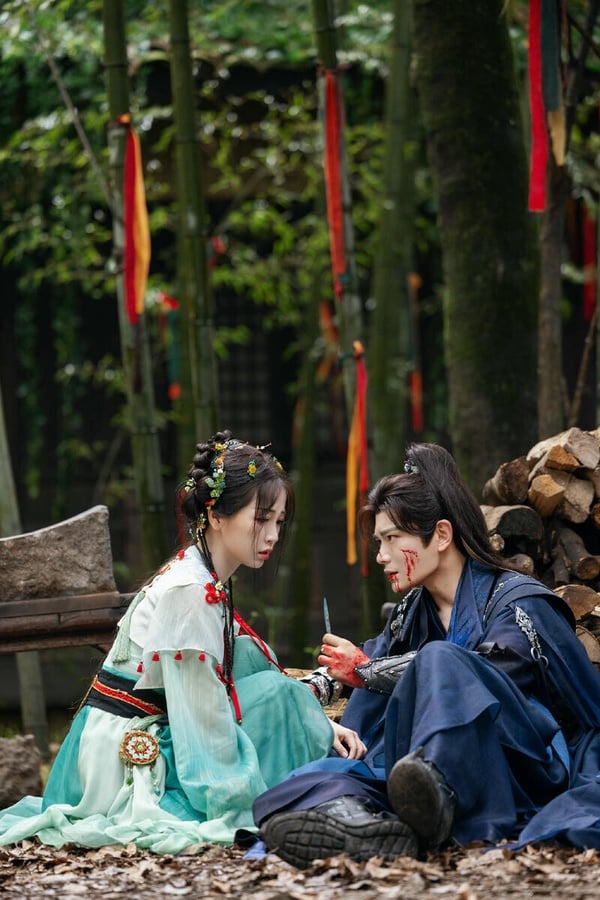 《永夜星河》改編自人氣小說《黑蓮花攻略手冊》，講述凌妙妙偶然穿進狗血玄幻小說《捉妖》，結果成為討厭的惡毒女配，被迫攻略心狠手辣的黑蓮花男二慕聲。這黑蓮花男二可不好惹，妙妙一個不小心，不是被雷劈死，就是被慕聲一刀捅死，看得大家都快笑死！