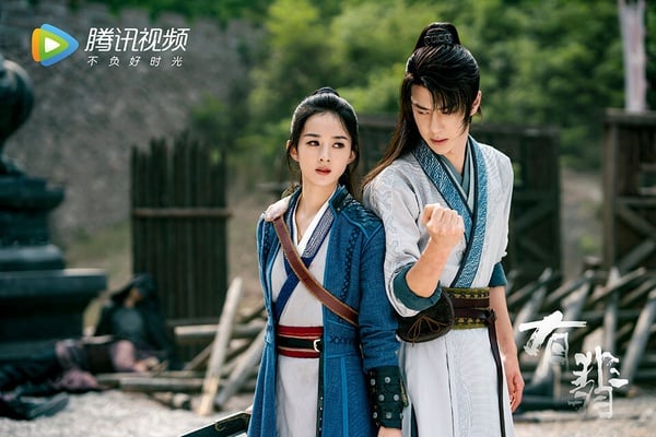 《有翡》是改編自Priest小說《有匪》的超級大IP，擁有眾多原著粉。《有翡》雙頂流配置加上大IP改編，在上檔前就炒足熱度，可惜劇版口碑也兩極。