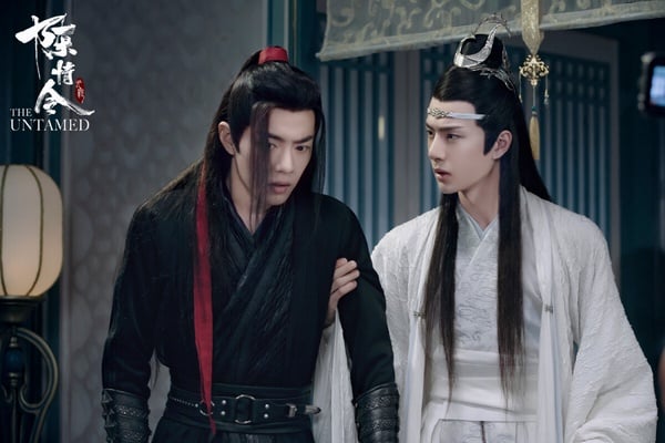 《陳情令》改編自超人氣小說《魔道祖師》，該劇在影視化前就擁有超多死忠粉，這部劇的版權費達到上億人民幣，超級驚人！而劇版的成功，無疑讓《陳情令》的人氣又更升一級！