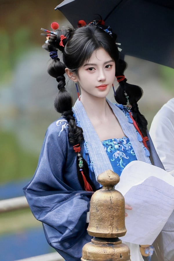 冠軍是鞠婧禕的《來戰》！鞠婧禕主演的《來戰》來頭不小，改編自九鷺非香的小說，和《蒼蘭訣》、《與鳳行》同作者，還有《永夜星河》導演趙一龍指導。《永夜星河》讓趙導超強的審美被大讚，而《來戰》又有話題演員鞠婧禕，肯定不缺討論度。《來戰》鞠婧禕的造型也有點像《永夜星河》，很美！