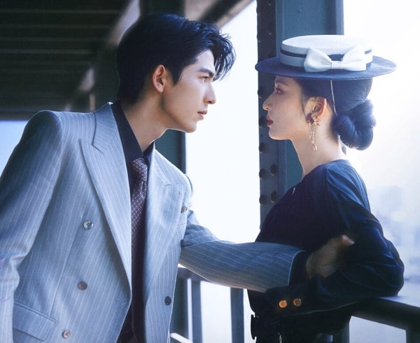 《這一秒過火》拿下第二！《這一秒過火》評價始終很兩極，這是民國虐戀故事，講述軍閥幼子慕容清嶧和任素素經歷一段青澀愛情，分離後，任素素回歸，卻成了慕容清嶧的準大嫂。《這一秒過火》劇情其實有看點，又找來張凌赫、王楚然這對高顏值CP，可惜拍攝質感太差了，讓部分觀眾追不下去。