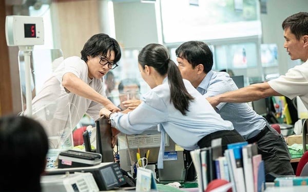Netflix《鼠惑》劇情評價、角色介紹：柳俊烈一人分飾兩角，身分遭神祕「田鼠」取代？