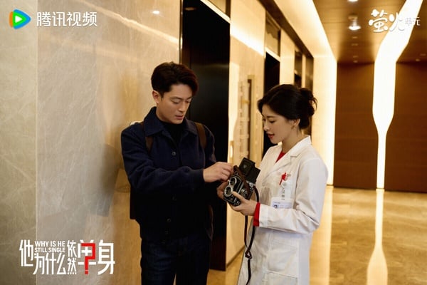 霍建華《他為什麼依然單身》是近年的黑馬好評劇，改編自日劇《熟男不結婚》，講述年至不惑的室內設計師俞瑜，其宣稱「不婚」卻屢遇情感困境，在偶遇綜合內科醫生顧葉嘉後，展開情感碰撞，探討當代都市男女的婚戀觀差異的故事。