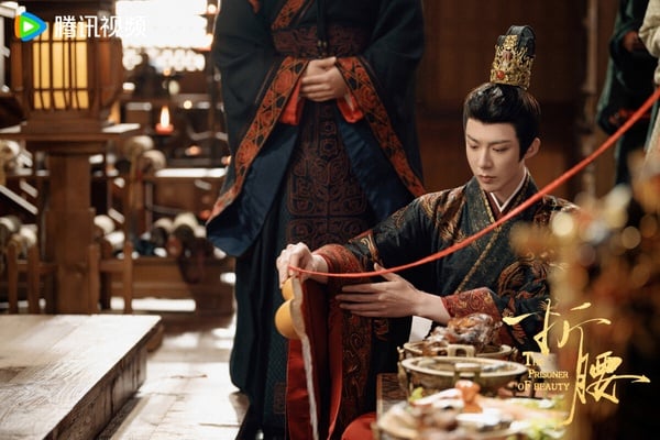《折腰》真的不用撐N集，第一集就很好看！《折腰》是亂世之下的愛戀，男女主角有家仇，後來先婚後愛，劇情很帶感。《折腰》滿讓人眼睛一亮，質感很好，劉宇寧有蘇感，宋祖兒美翻，追一集就讓人秒入坑！