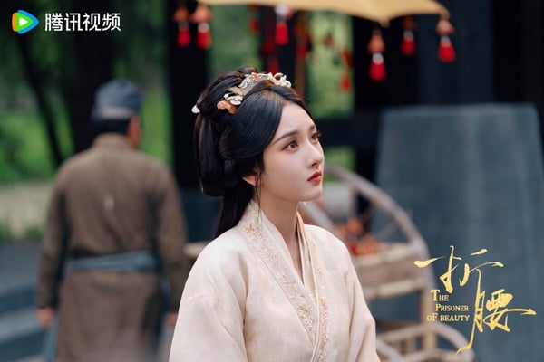《折腰》真的不用撐N集，第一集就很好看！《折腰》是亂世之下的愛戀，男女主角有家仇，後來先婚後愛，劇情很帶感。《折腰》滿讓人眼睛一亮，質感很好，劉宇寧有蘇感，宋祖兒美翻，追一集就讓人秒入坑！