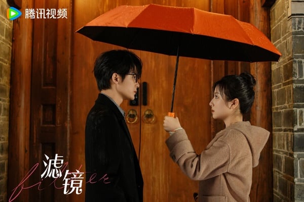 《濾鏡》是近年評價很好的甜寵劇，豆瓣評分高達7.3，設定很新鮮，女主蘇橙橙外貌可以一直改變，她變成美女、變成羊駝，還變成檀健次，超級搞笑，讓人猜不到下一步。檀健次和李蘭迪的CP感不算非常強，但兩人演技穩定，撐起了角色人設，不斷「變身」的劇情也很有意思，不同於一般的甜寵劇。