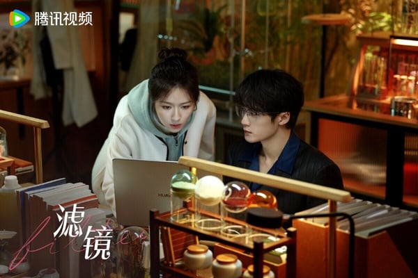 《濾鏡》是近年評價很好的甜寵劇，豆瓣評分高達7.3，設定很新鮮，女主蘇橙橙外貌可以一直改變，她變成美女、變成羊駝，還變成檀健次，超級搞笑，讓人猜不到下一步。檀健次和李蘭迪的CP感不算非常強，但兩人演技穩定，撐起了角色人設，不斷「變身」的劇情也很有意思，不同於一般的甜寵劇。