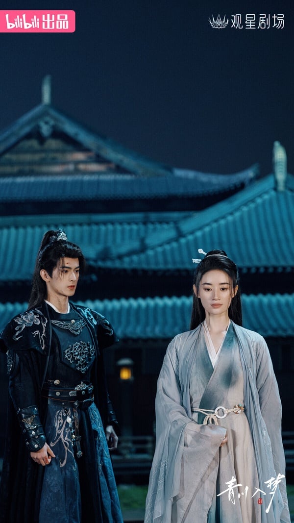 近年有不少長劇演員都跑去演短劇，郭曉婷《青川入夢》就是其中很受矚目的一部。《青川入夢》是女師男徒的設定，講述機緣巧合下，夏祈光被父親景王安排拜莫妄為師，世子不屑這位所謂的天下第一名師，但是對守護家國的女將軍墨青川卻十分欽佩，但是世子不知，眼前的莫妄便是青川本人，師徒二人在相互救贖中，開啟了為英雄隊伍正名之路