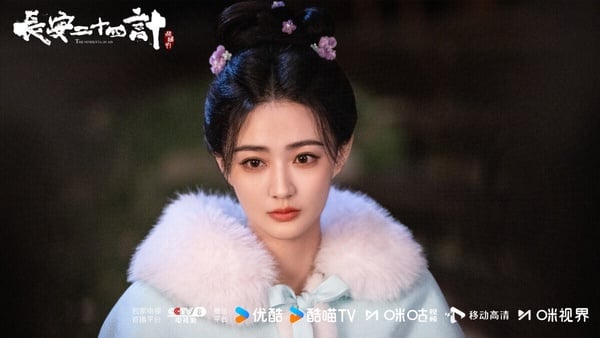 成毅《長安二十四計》是大男主劇，劇情結合懸疑與權謀。《長安二十四計》的服化道都是高質感，劇本方面有人認為節奏太慢，但也有人認為故事反轉又反轉，追得停不下來。成毅在劇中飾演的是瘋批男主，為了復仇可以犧牲一切，角色很帶感。