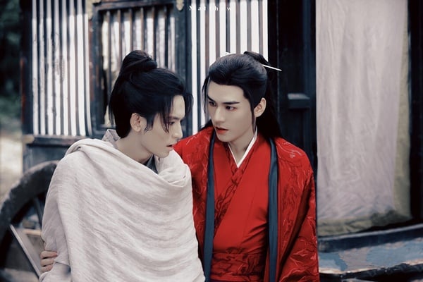 龔俊自從《山河令》後，就成了很多人心中難忘的古裝美男。他飾演的「溫客行」表面上是放蕩不羈、玩世不恭的花花公子，實際上是霸氣陰狠、腹黑深沉的魔王。劇中龔俊很多造型都很帥，白衣出塵，但最經典的還是「瘋批谷主」的紅衣造型，瘋批又邪魅！
