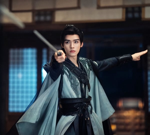 龔俊自從《山河令》後，就成了很多人心中難忘的古裝美男。他飾演的「溫客行」表面上是放蕩不羈、玩世不恭的花花公子，實際上是霸氣陰狠、腹黑深沉的魔王。劇中龔俊很多造型都很帥，白衣出塵，但最經典的還是「瘋批谷主」的紅衣造型，瘋批又邪魅！