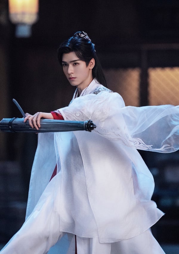龔俊自從《山河令》後，就成了很多人心中難忘的古裝美男。他飾演的「溫客行」表面上是放蕩不羈、玩世不恭的花花公子，實際上是霸氣陰狠、腹黑深沉的魔王。劇中龔俊很多造型都很帥，白衣出塵，但最經典的還是「瘋批谷主」的紅衣造型，瘋批又邪魅！