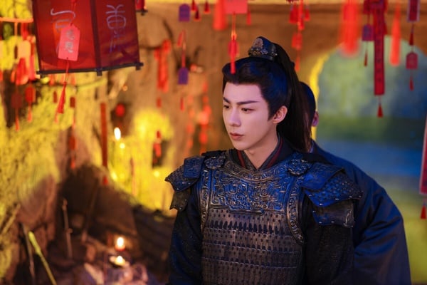 劉宇寧是近年人氣很高的古裝男主，網友對他的外型評價兩極，不過劉宇寧在古裝劇《折腰》、《書卷一夢》、《長歌行》都很有魅力。劉宇寧在《折腰》飾演魏家主公魏劭，這也是一個滿慘的男主，從小眼睜睜看著父兄被滅，讓他性情一夕之間大變。後來成長成一代梟雄。