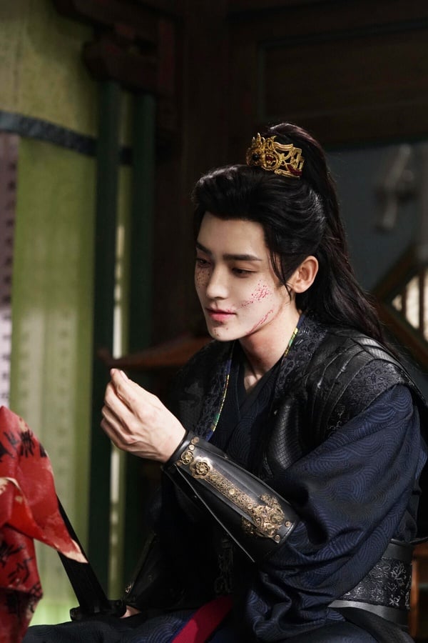 侯明昊是近年人氣快速上漲的古裝美男，他出道多年，但早年他大多演時裝劇，直到近年《護心》、《入青雲》開始，侯明昊的古裝才漸漸被注意到。侯明昊的顏值網友普遍都是認可的，他屬於濃顏的長相，五官精緻搶眼，英氣中帶了點秀氣，古裝可塑性很高。