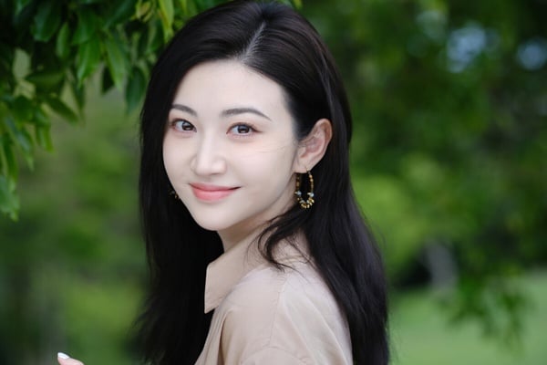 最近景甜捲入和幣圈大佬孫宇晨的糾紛，孫宇晨在微博發長文控訴景甜收錢要和他代孕生子，卻反悔，爭議鬧得沸沸揚揚。網友也開始討論起景甜的過去，景甜出道就是有名的「資源咖」，出道時以「不知名」的狀態，出演《長城》、《金剛：骷髏島》、《環太平洋：雷霆再起》等國際電影，在這些片中，景甜是女演員中番位最高的。