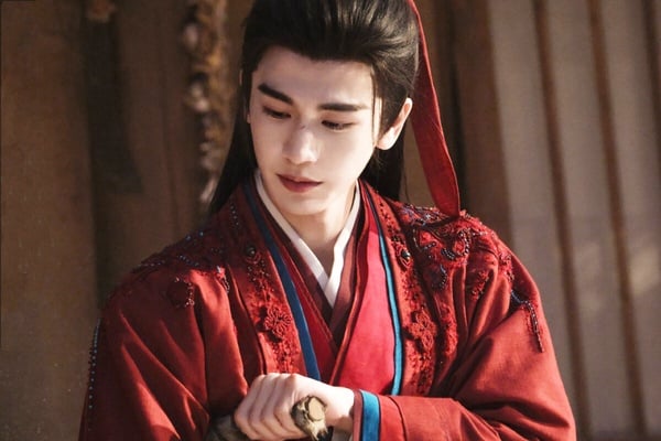 張凌赫的資源也是公認的好，張凌赫2019年憑藉古裝甜寵劇《少女大人》正式進入演藝圈，第一部劇就是男主角，該劇搭檔的還是當時已有知名度的陳瑤。之後張凌赫又接下重磅耽改劇《天官賜福》，這部劇當時被看好有望能復刻《陳情令》、《山河令》的成功，讓張凌赫成為新一代頂流呢！只是可惜後來耽改劇被禁，就一直被積壓。
