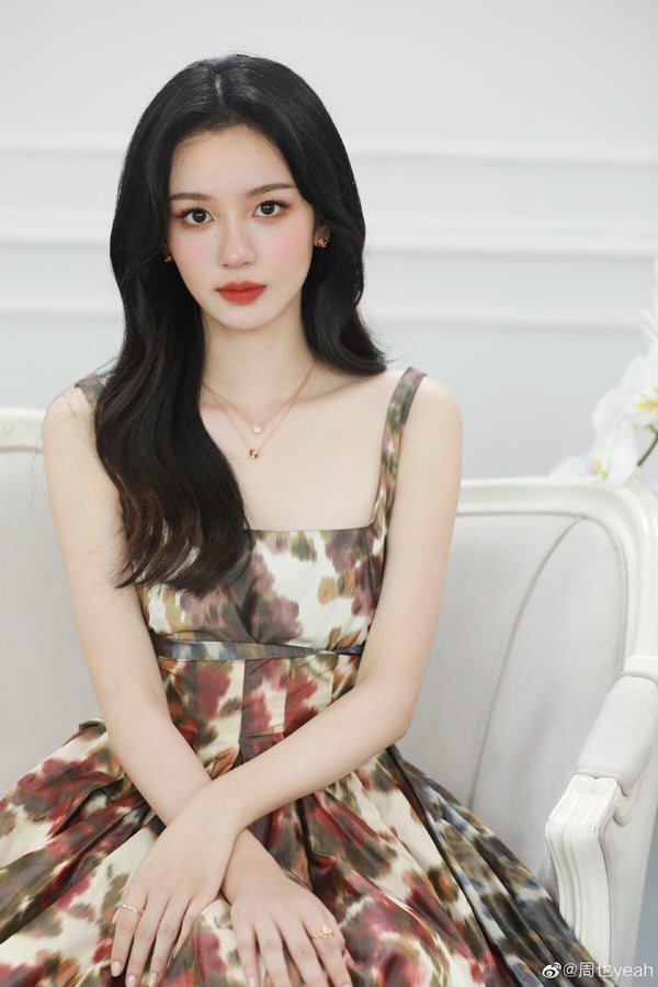 周也被公司的力捧程度不輸張婧儀。周也目前拿到的幾乎也都是很好的資源。剛出道就在周冬雨、易烊千璽主演的電影《少年的你》演了要角，後來在古裝耽改劇《山河令》演了個配角，一夕爆火，成為新生代小花。