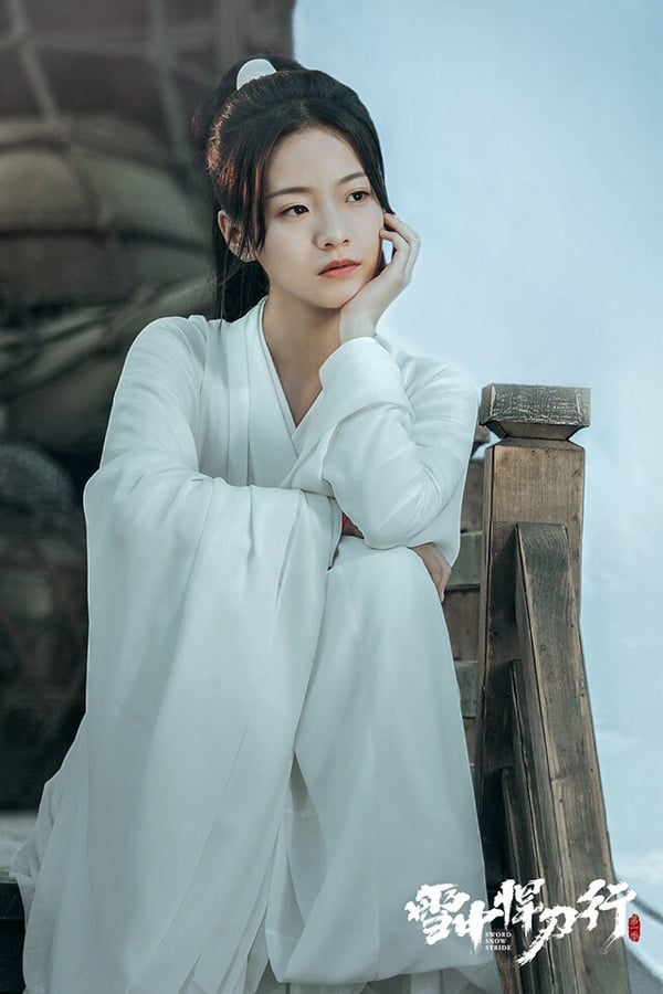 00後小花李庚希呼聲也相當高，她出道第一部劇《同學兩億歲》就是女主角，本來清新自然的演技備受喜愛，但自《雪中悍刀行》開始，李庚希就被很多網友嘲說是資源咖，主要是演技不太好，撐不起角色，卻又能接到大製作劇。李庚希甚至有個外號叫「預制菜影后」，同樣是因為資源太好而得名的！