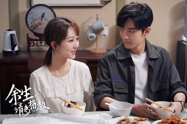 《餘生，請多指教》也是近年的人氣甜寵陸劇，肖戰演的顧魏醫生真的很帥！而楊紫一樣清新甜美，這對CP超級養眼。一個是高冷嚴謹有潔癖的天才醫生，一個是開朗樂觀、隨性可愛的少女，兩人從歡喜冤家逐漸變得曖昧不明。