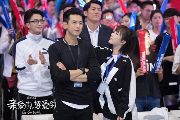 當然不能少了《親愛的，熱愛的》啦！這部是2019年的現象級爆款劇王，高糖的劇情讓劇迷一刷再刷。《親愛的，熱愛的》網播量突破了百億大關，近年熱播的《難哄》、《愛你》、《野狗骨頭》、《軋戲》播放量加起來，都沒有一部《親愛的，熱愛的》狂！