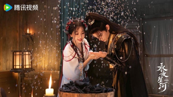 《永夜星河》改編自人氣小說《黑蓮花攻略手冊》，講述凌妙妙偶然穿進狗血玄幻小說《捉妖》，結果成為討厭的惡毒女配，被迫攻略心狠手辣的黑蓮花男二慕聲。這黑蓮花男二可不好惹，妙妙一個不小心，不是被雷劈死，就是被慕聲一刀捅死，看得大家都快笑死！