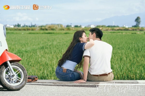 劉亦菲《去有風的地方》是近年的愛情劇天花板，豆瓣評分高達8.8，全網零負評！《去有風的地方》講述許紅豆到雲南大理旅遊，邂逅了放棄高薪工作回鄉創業的謝之遙，結識了各種不同人們的故事。