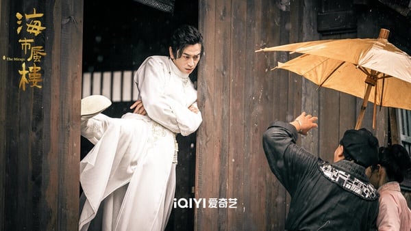 《海市蜃樓》題材很特別，講述登州城上空常現神秘蜃景，女捉刀人曾倩和弟弟曾信因為揭下俠盜「夜魈」的通緝令，意外捲入風波。城內怪事頻發，為調查此事，曾倩與智謀過人的曹晟、身份成謎的夜魈、驕橫卻有絕技的謝景棠被迫聯手，揭開這場圍繞蜃樓的奇幻迷局。
