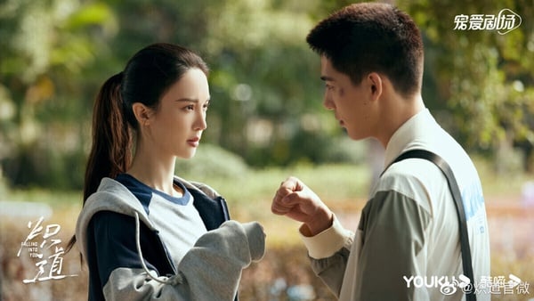 《熾道》是近年評價很好的姊弟戀甜寵劇，由金晨、王安宇主演，改編自Twentine的同名小說，和《點燃我，溫暖你》是同個作者。劇情高糖，兩位主角也被稱讚超有CP感！導演超會拍男女之間的曖昧拉扯，光是對視或指尖的觸碰，都讓大家看得心癢癢，是近年最搭的姊弟戀CP之一。