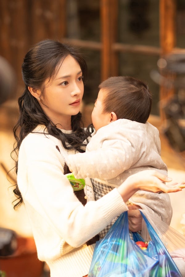 周潔瓊在I.O.I解散之後就回到中國發展，並且轉型演員主演了《大唐女法醫》，不過這部劇的劇評很差，周潔瓊的演技也被罵得很慘，唯一亮點是她的古裝扮相，真的滿美的，後來又參演了趙麗穎的《有翡》。周潔瓊的話題沒有像其他同樣是女團轉型的楊超越、鞠婧禕那麼高。