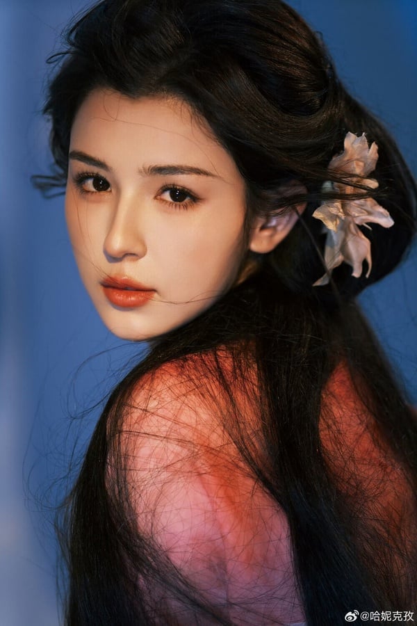 哈妮克孜是跟迪麗熱巴、古力娜扎一樣的新疆美女，她也超級漂亮！相比迪麗熱巴、古力娜扎那種超異域的長相，哈妮克孜東方感更強，但無損她的美貌！不過哈妮克孜存在感就不如熱巴、娜扎那麼高。
