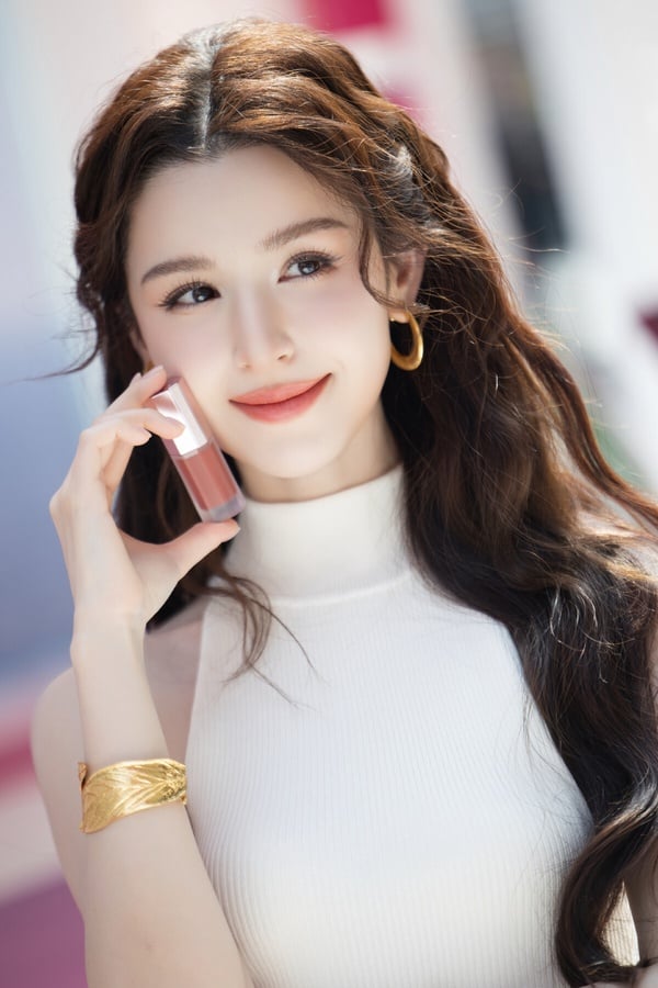 哈妮克孜是跟迪麗熱巴、古力娜扎一樣的新疆美女，她也超級漂亮！相比迪麗熱巴、古力娜扎那種超異域的長相，哈妮克孜東方感更強，但無損她的美貌！不過哈妮克孜存在感就不如熱巴、娜扎那麼高。