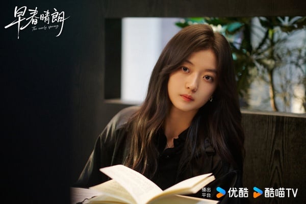 《早春晴朗》改編自同名人氣小說，一開播火速衝上Netflix排行榜前排。《早春晴朗》評價還不錯呢！雖然井柏然、孫千CP火花不到很強，不過《早春晴朗》職場線、愛情線都有內容，不會無腦撒糖或緩慢拖沓。井柏然飾演的欒念毒舌形象也很鮮活，《早春晴朗》最近讓許多觀眾躺平坑底！