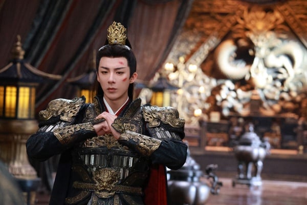 《書卷一夢》和《折腰》一樣是劉宇寧主演的古裝劇，但沒有《折腰》那麼被看好。本來大家看預告，都以為《書卷一夢》會是一部低質感雷劇，沒想到預告中的雷人場面，放到劇裡都變成笑點了！《書卷一夢》是「穿書」設定，女主角宋小魚穿越到劇本裡，第一集就花式經歷了各種死法，她越不想和大魔王南珩扯上關係，「劇情」就越會把她推向南珩。