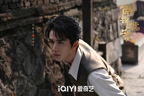 《南部檔案》是雙男主冒險劇，找來張新成、丁禹兮搭配。張新成飾演的張海樓是是張家外族人，他沒有像《盜墓筆記》張起靈一樣有麒麟血統，但張海樓透過被紋上窮奇，還是有長壽能力，他也是個奇人。張海樓可以口含刀片作為武器，還擅長易容、變聲和水下潛行。