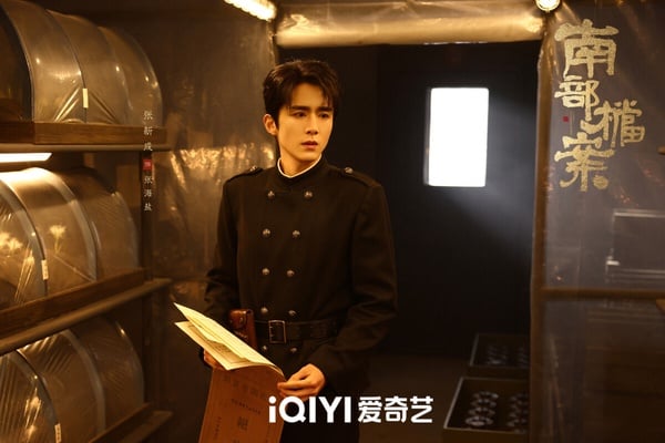 《南部檔案》是雙男主冒險劇，找來張新成、丁禹兮搭配。張新成飾演的張海樓是是張家外族人，他沒有像《盜墓筆記》張起靈一樣有麒麟血統，但張海樓透過被紋上窮奇，還是有長壽能力，他也是個奇人。張海樓可以口含刀片作為武器，還擅長易容、變聲和水下潛行。