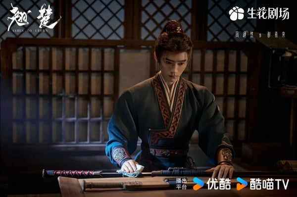 大家對周翊然的印象可能都停留在小甜劇《當我飛奔向你》，不過今年周翊然和陳都靈搭檔的《翹楚》熱度也滿高。《翹楚》劇中，周翊然飾演的謝燕來原為謝家庶子，在家中備受嫡兄打壓，下人都能欺辱，只能隱姓埋名、混跡底層軍營求生。
