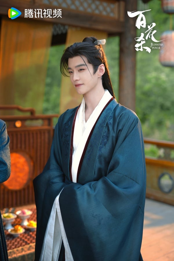 何與是近年人氣很高的陸劇男神，他近年主演《百花殺》、《雙軌》，人氣都很高呢！今年暑期檔何與推出的《百花殺》是一部大女主重生劇，何與飾演的蕭華雍是東宮太子，六歲遭人投毒，隱居養病，暗中培植心腹勢力。