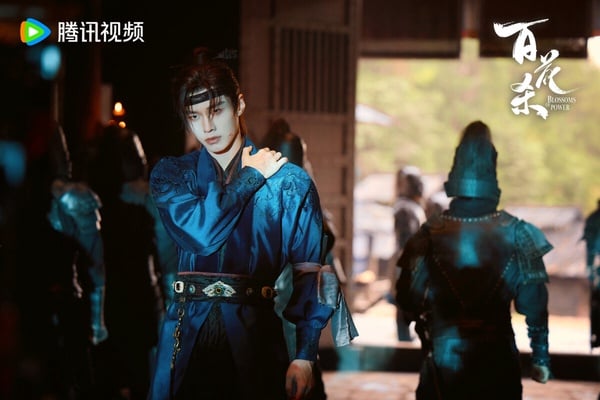 何與是近年人氣很高的陸劇男神，他近年主演《百花殺》、《雙軌》，人氣都很高呢！今年暑期檔何與推出的《百花殺》是一部大女主重生劇，何與飾演的蕭華雍是東宮太子，六歲遭人投毒，隱居養病，暗中培植心腹勢力。