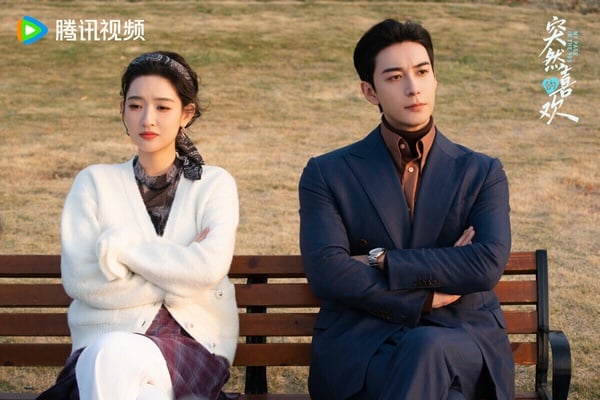 《突然的喜歡》是搞笑穿越劇，找來陳星旭、王玉雯搭配，兩人戲外也是好友呢！不過《突然的喜歡》劇情和拍攝質感口碑普普，劇情走沙雕路線，拍攝質感沒有《軋戲》那麼唯美，播得沒什麼水花。
